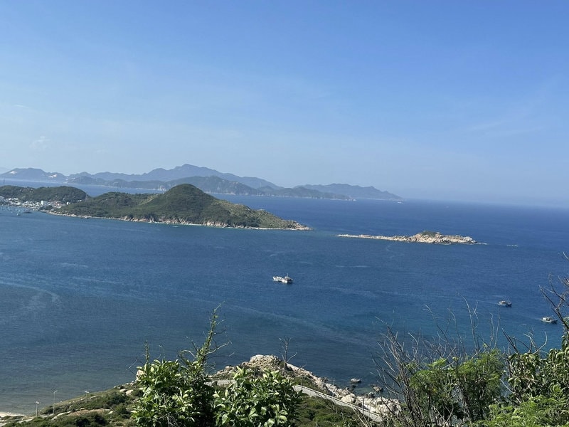 Khung cảnh trên cung đường biển Cà Ná 